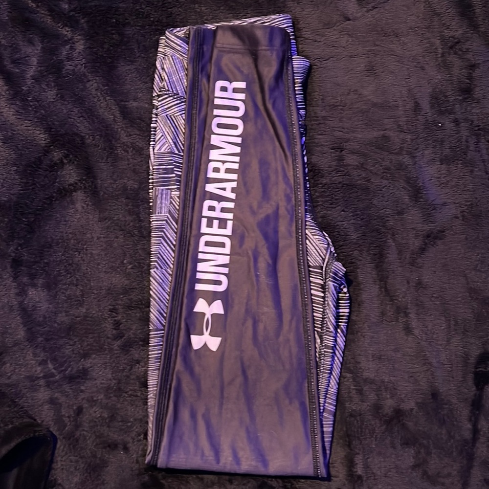 Small Under Armour black and white silky smooth leggings